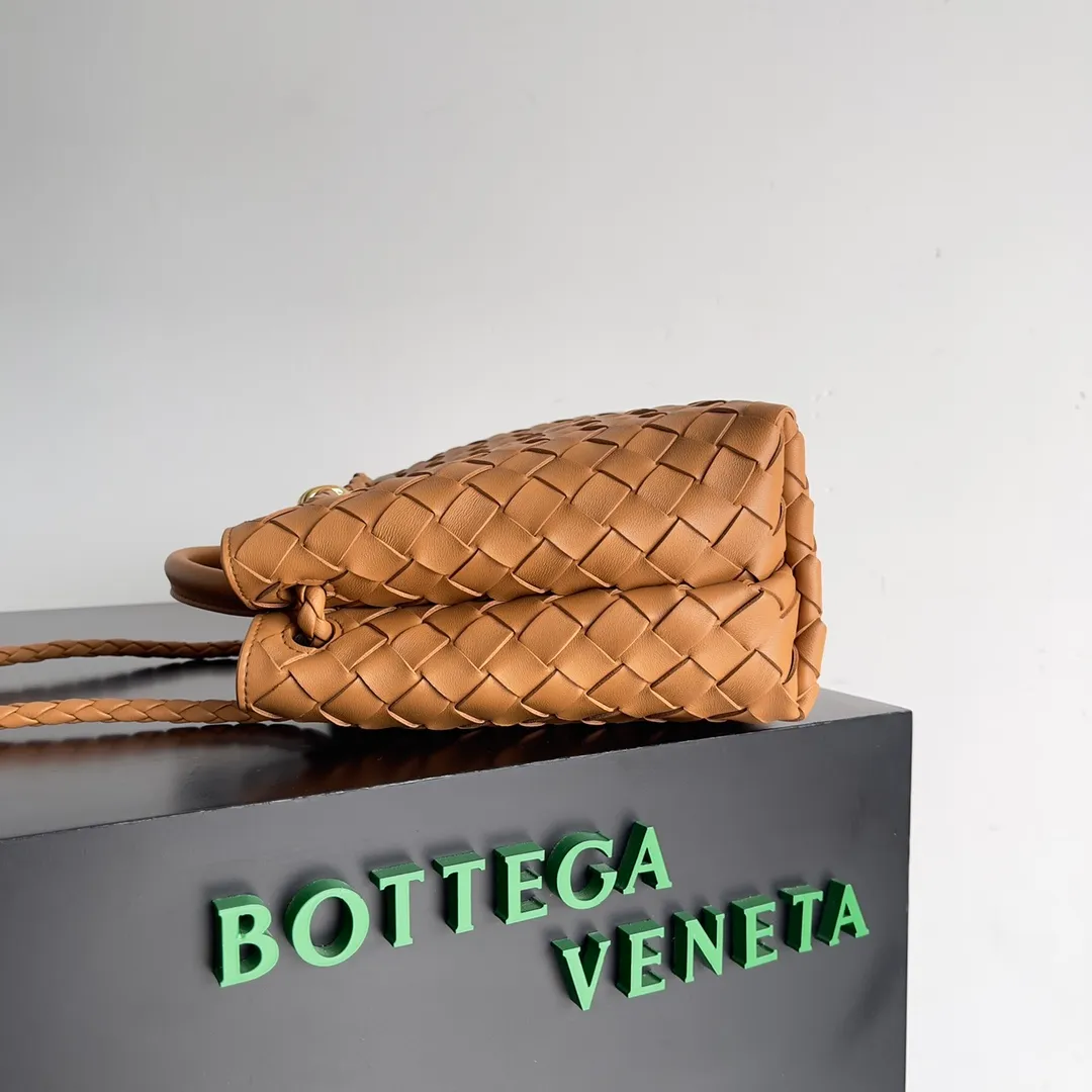 The 2023 new Andiamo batch of 1860 BV has been shipped‼ ️Really popular🔥The new Andiamo woven handbag launched by Bottega Veneta this season is really popular all over the world! ! Celebrities at home and abroad have worn it, and Oscar-winning actress Michelle Yeoh has taken it out on the street. Song Jia, Trai Yara, Yu Feihong, Sanji Ayaka, Rosie Hunting-Whiteley, Yoshioka Riho, etc. have all picked up this bag. It is classic and versatile, showing off its temperament, and the bag capacity is also large, which is very convenient for daily commuting! ! A variety of carrying methods, the shoulder straps can be adjusted by yourself, the original lambskin feels soft and delicate, and the neutral style is made to break gender boundaries and bring a more practical and longer-lasting use experience. Andiamo, which has both elegant and casual styles, perfectly interprets the true appearance of "fashionable old money style". Style number: 743568 Size: 25*22*10.5cm